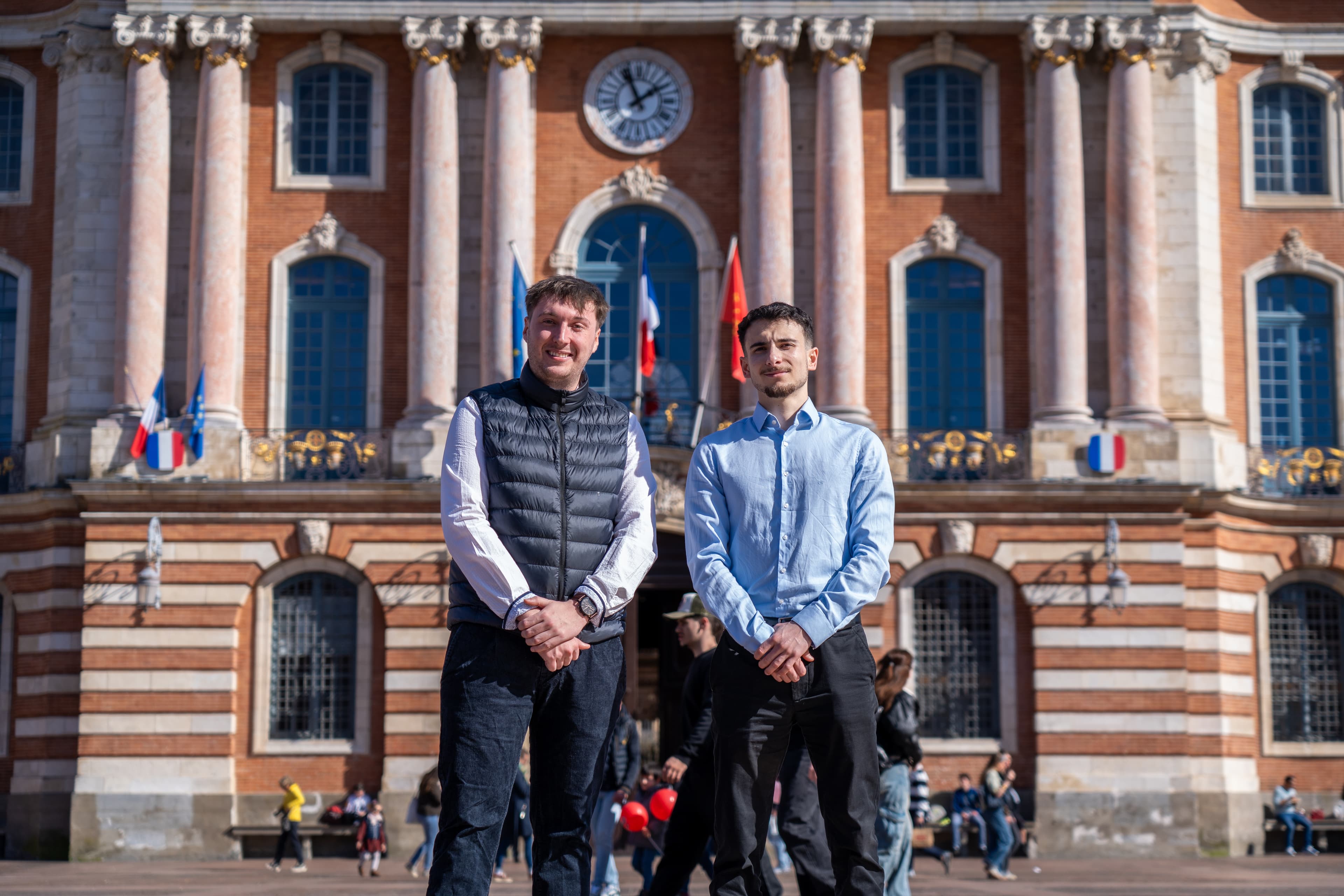 Valentin et Jérémy devant le Capitole de Toulouse