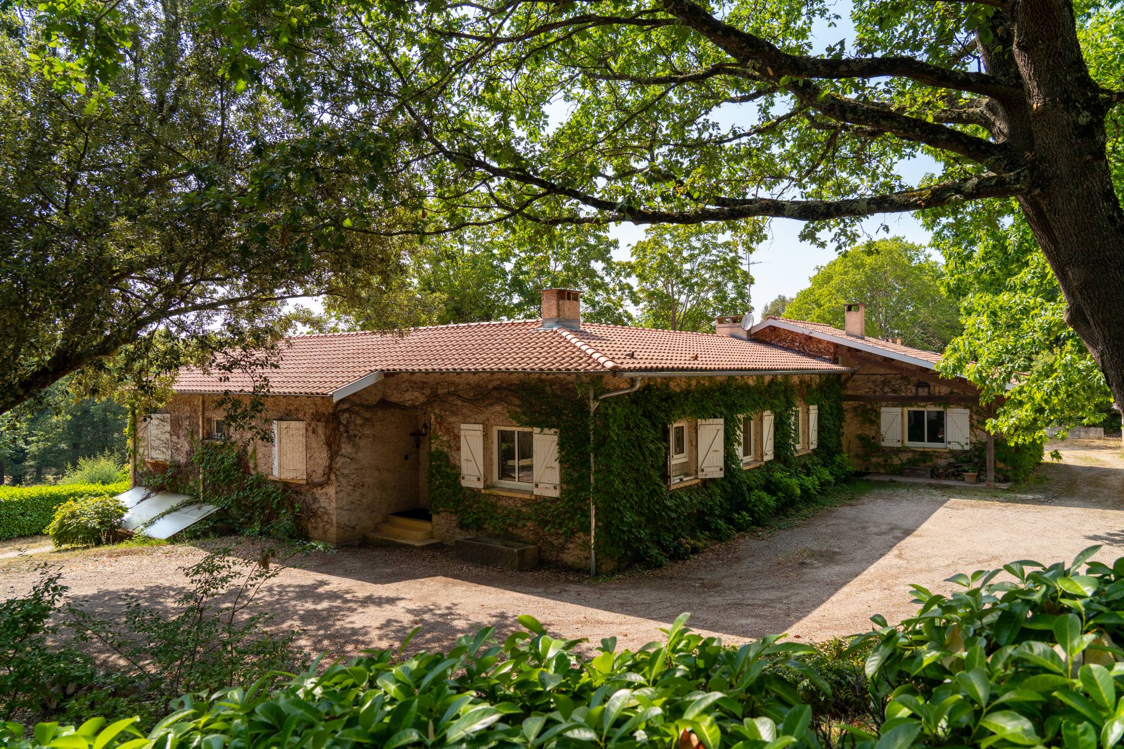 Le Domaine de la Seillonne, maison de campagne en pierre sous les chênes, près de Toulouse