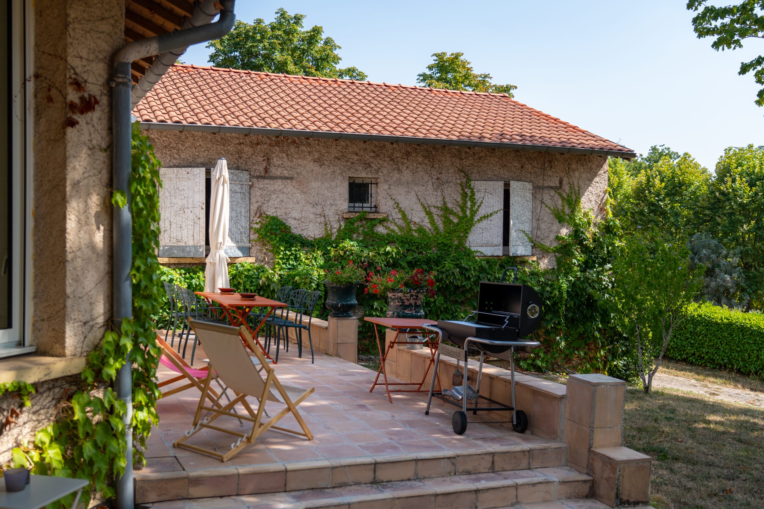 La terrasse du Domaine de la Seillonne au soleil