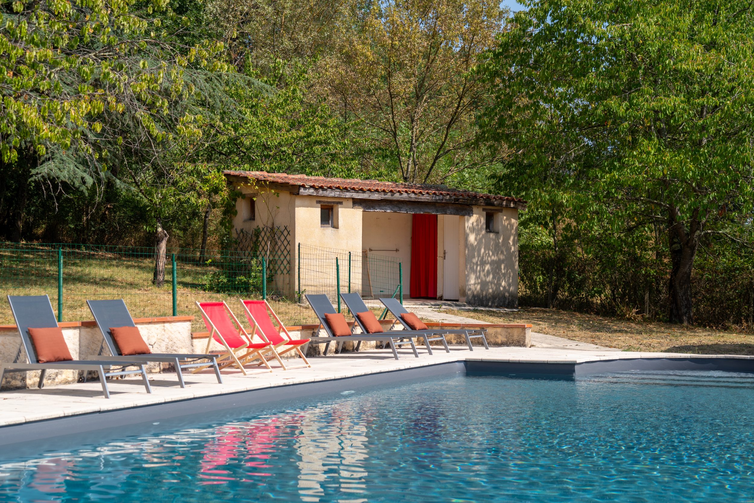 La piscine et ses transats