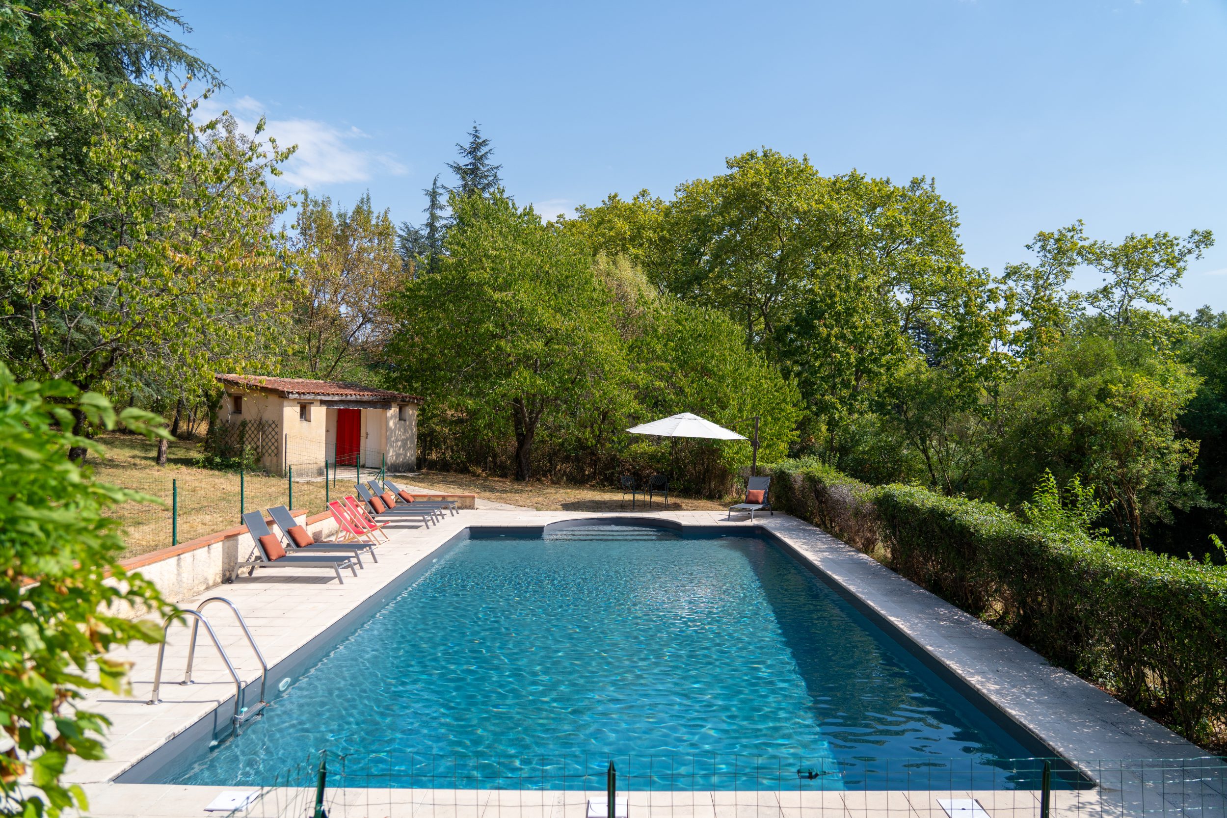 La piscine privée du Domaine de la Seillonne et sa terrasse