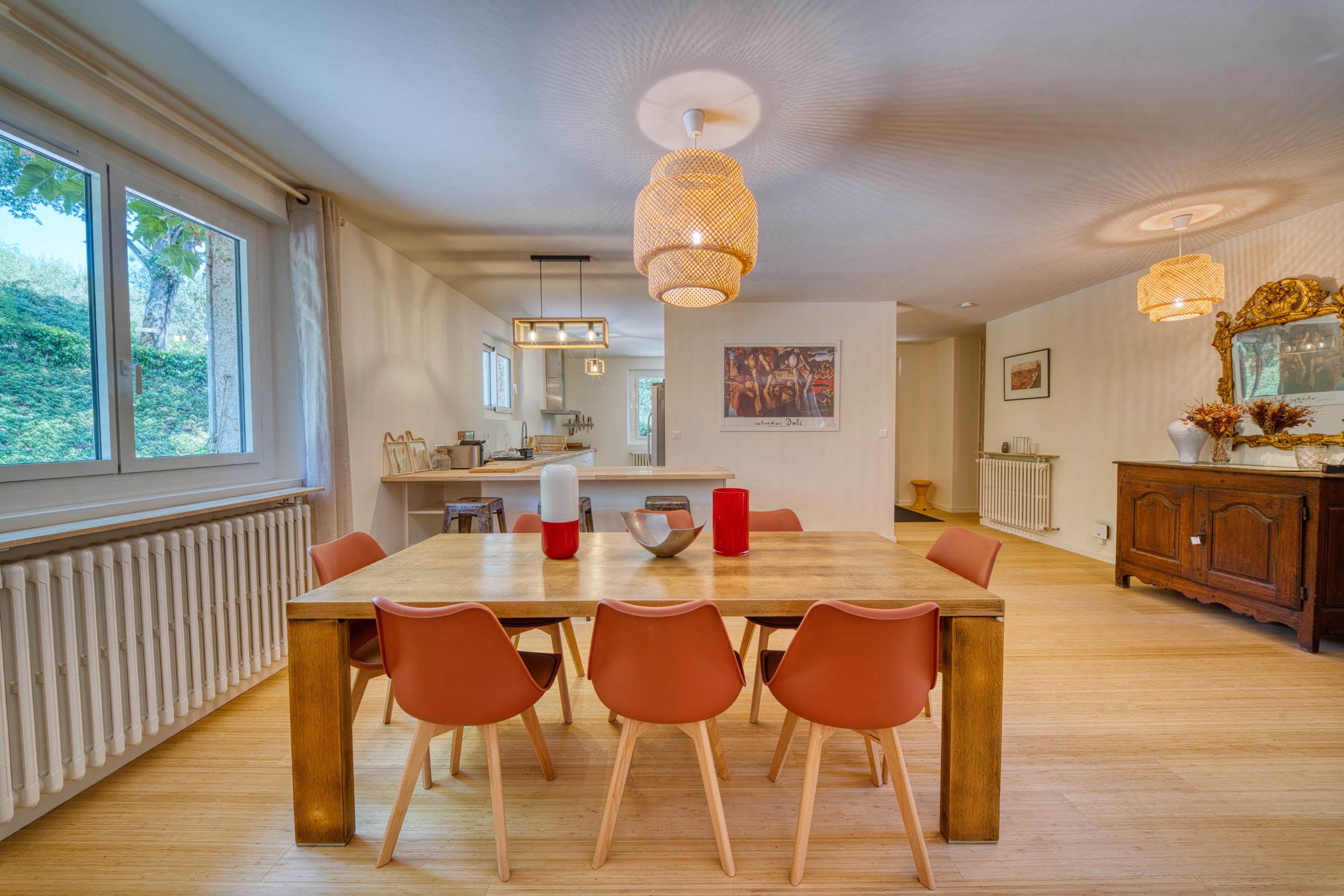 La salle à manger et sa grande table en bois