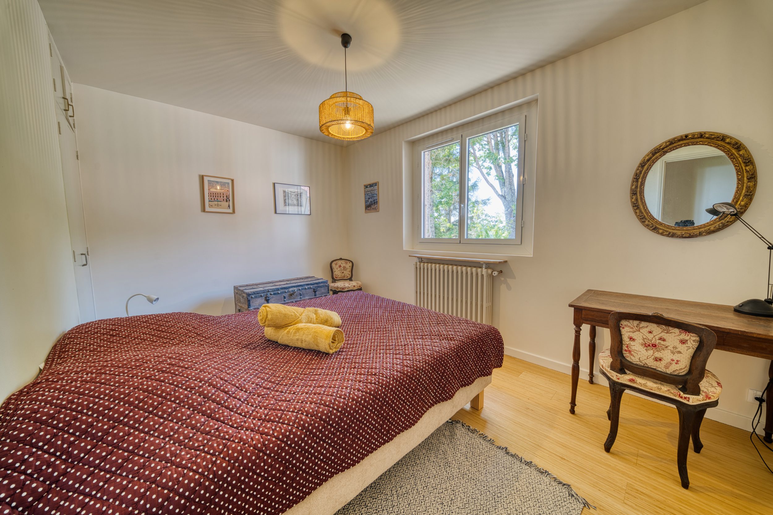 Chambre au lit double et miroir doré