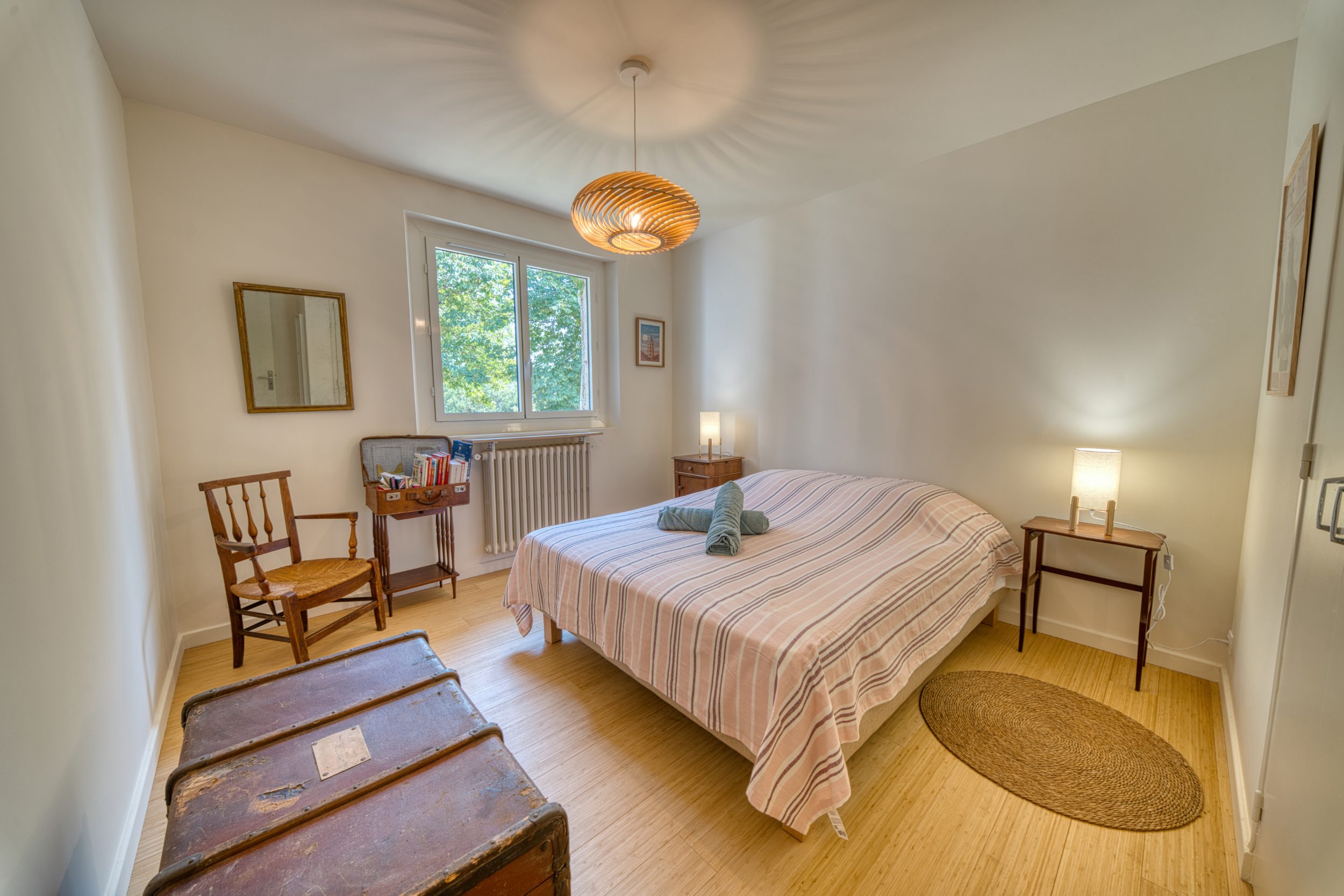 Chambre au lit double et malle ancienne