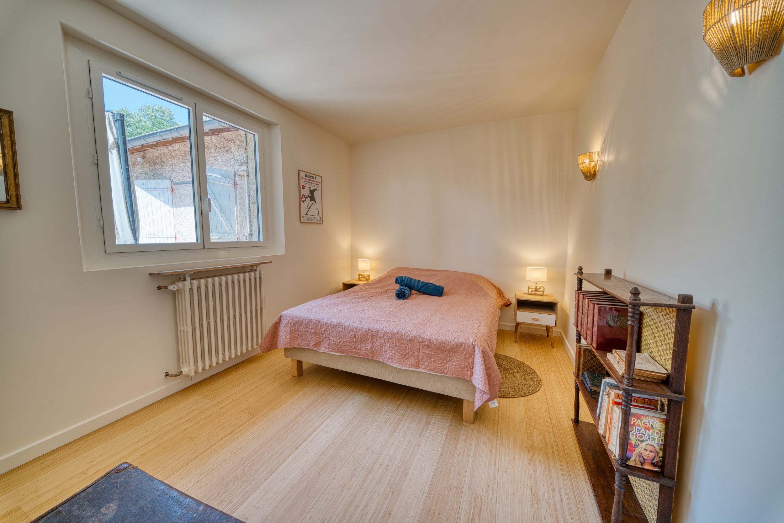 Chambre au lit double et bibliothèque