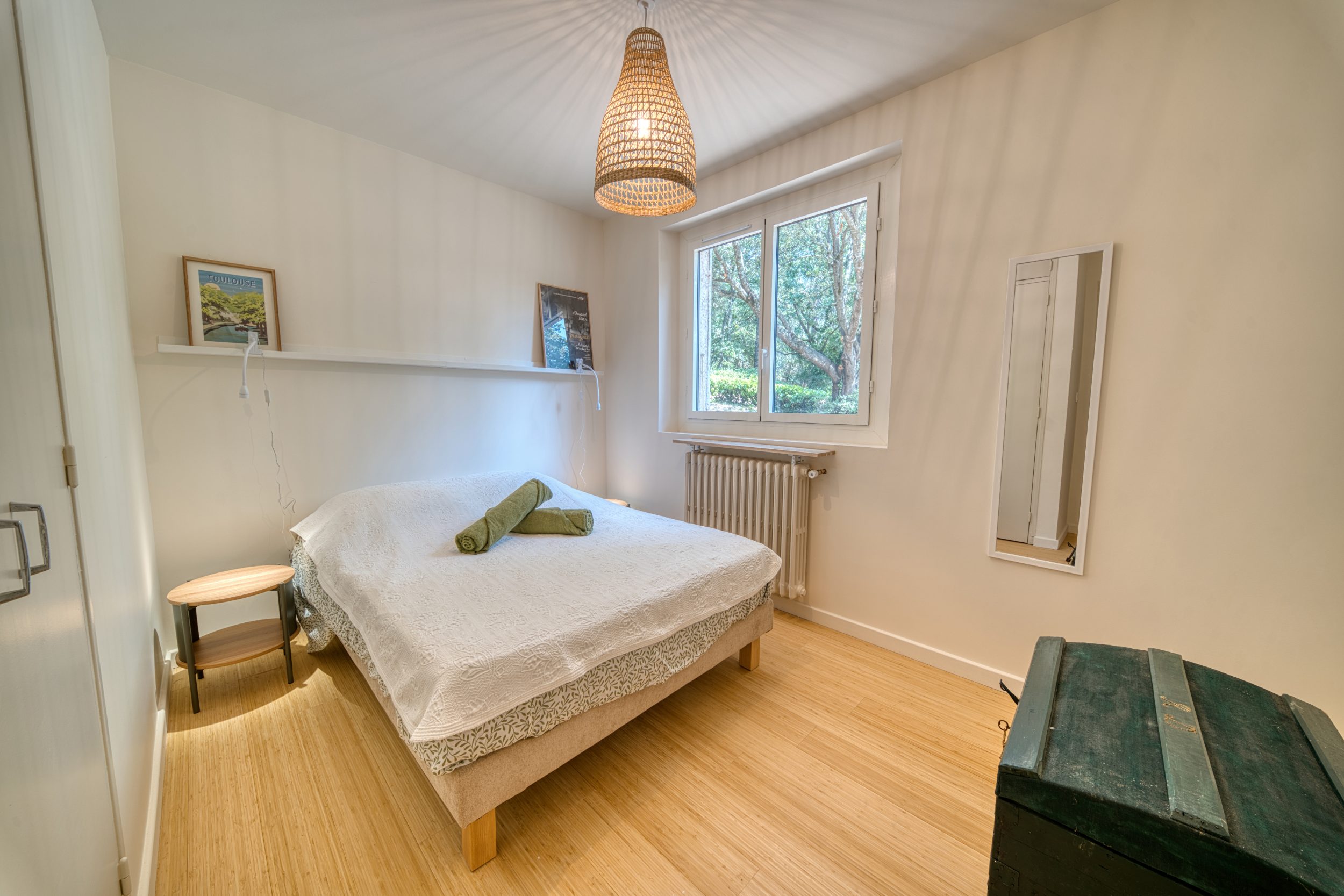 Chambre au lit double, vue sur le parc