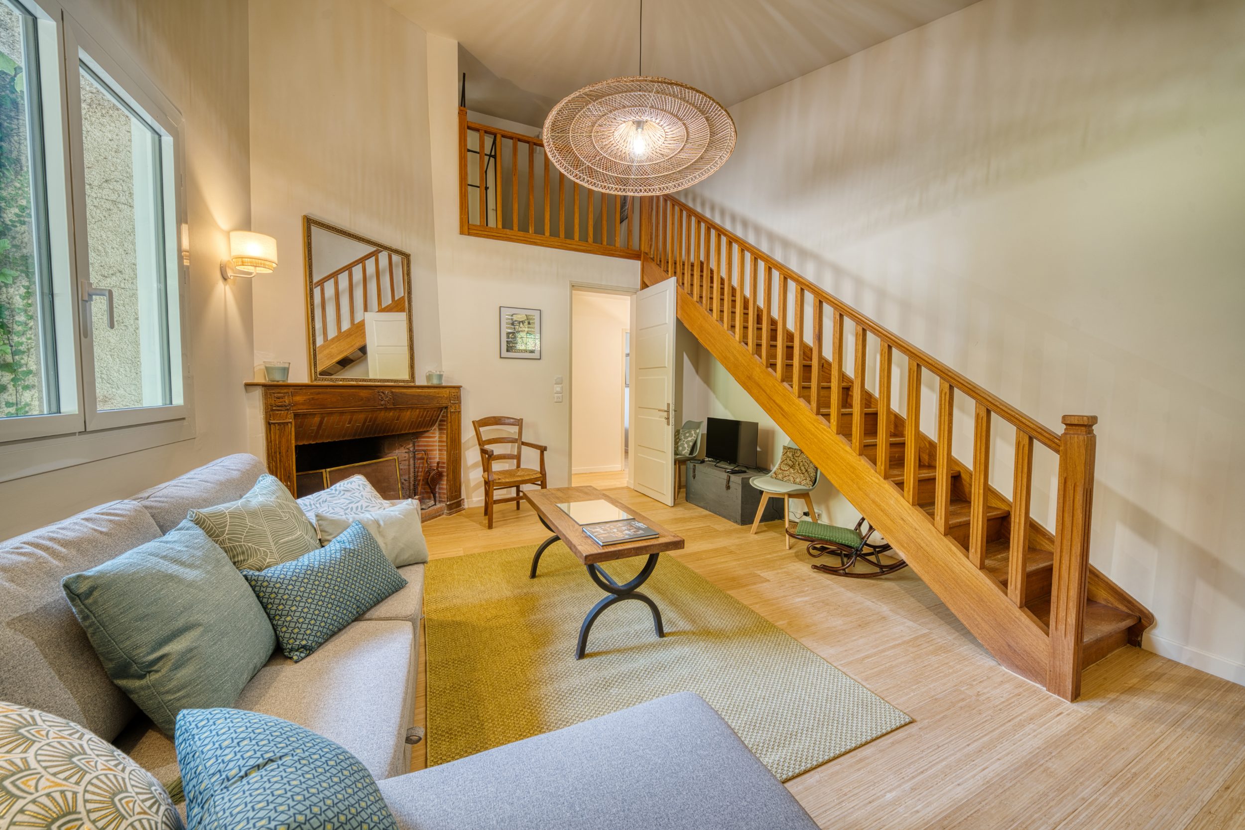 Le séjour de l'aile Soulcami, plafond cathédrale et escalier en bois massif