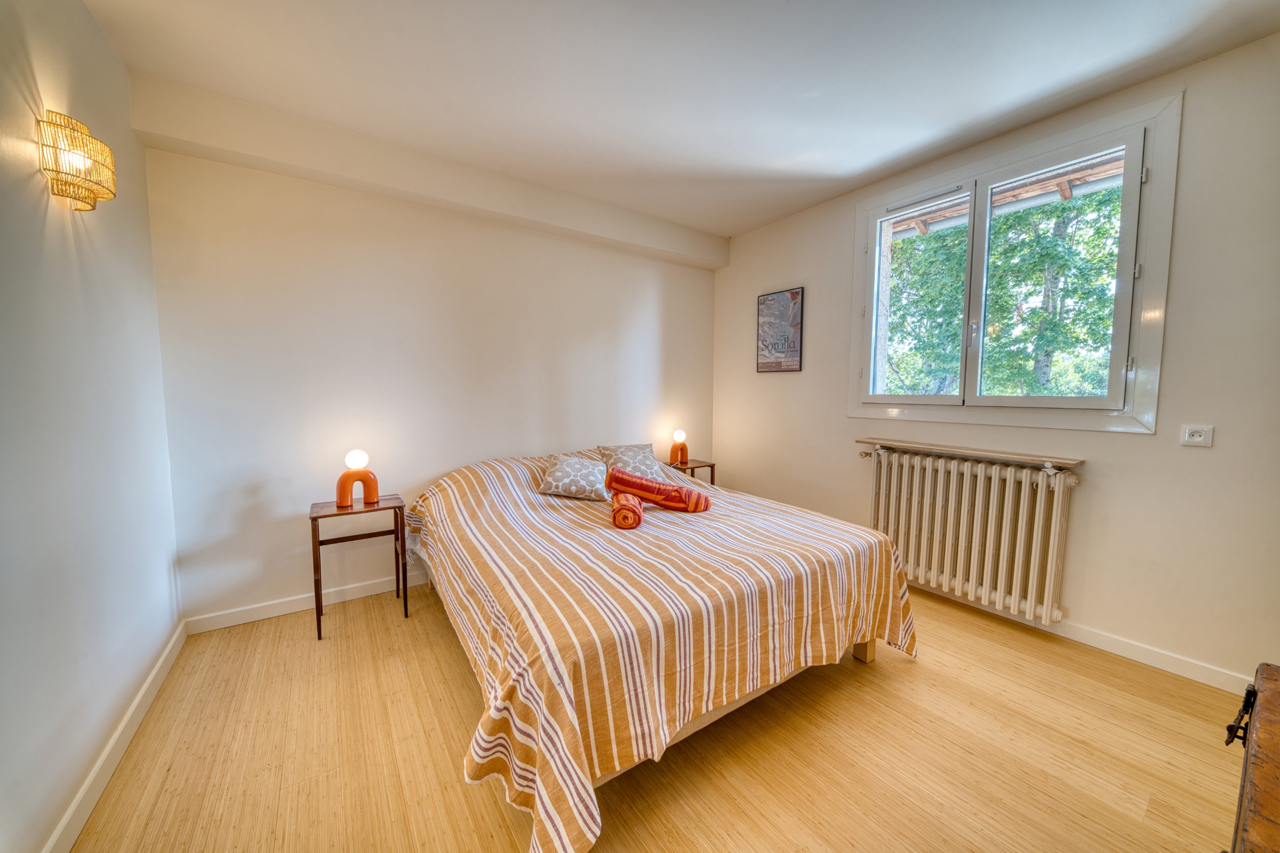 Chambre au lit double de l'aile Soulcami